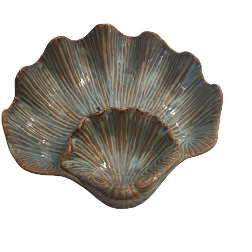 Beautiful Shell Shaped Glazed Pottery Chips & Dip